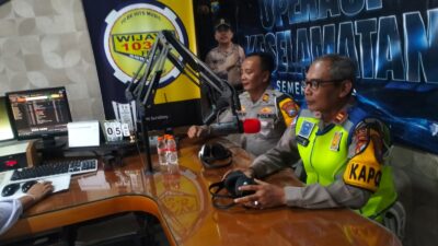 Kasat Lantas Polres Pelabuhan Tanjung Perak, AKP Imam Sayfudin Rodji, turun langsung menyapa masyarakat melalui gelombang radio di Wijaya FM.