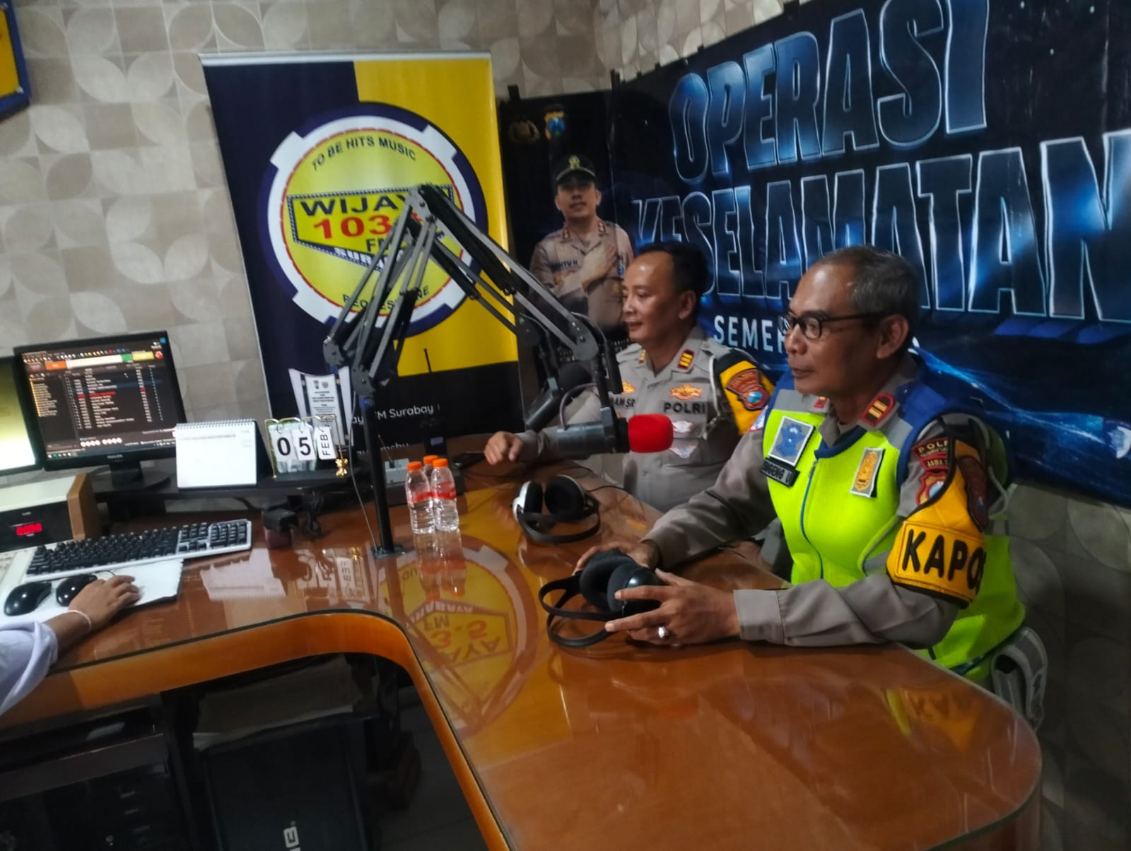 Kasat Lantas Polres Pelabuhan Tanjung Perak, AKP Imam Sayfudin Rodji, turun langsung menyapa masyarakat melalui gelombang radio di Wijaya FM.