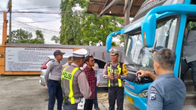 Satuan Lalu Lintas Polres Lamongan Polda Jatim melaksanakan Ramp Check terhadap bus pariwisata