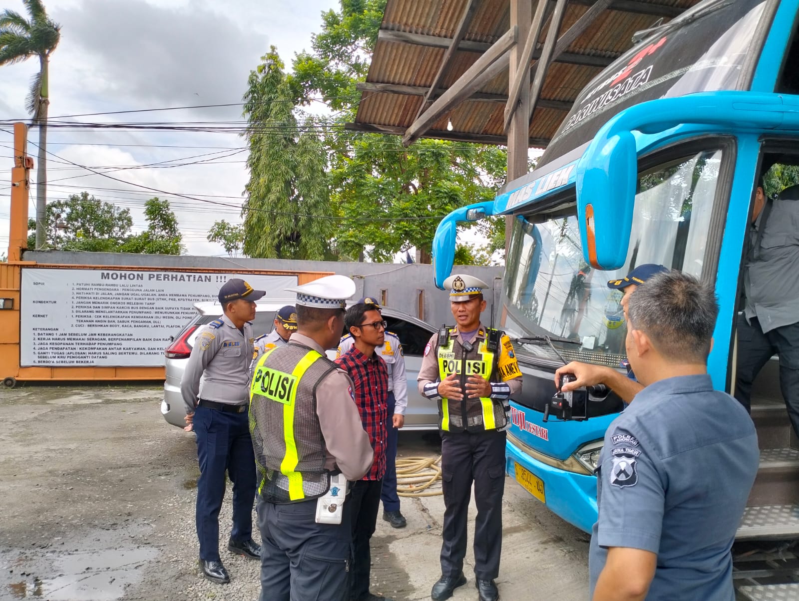 Satuan Lalu Lintas Polres Lamongan Polda Jatim melaksanakan Ramp Check terhadap bus pariwisata