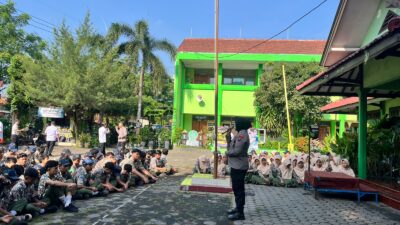 Polres Probolinggo Kota Polda Jatim edukasi yang juga melibatkan guru di masing - masing sekolah, dilakukan di SMPN 4 Kota Probolinggo