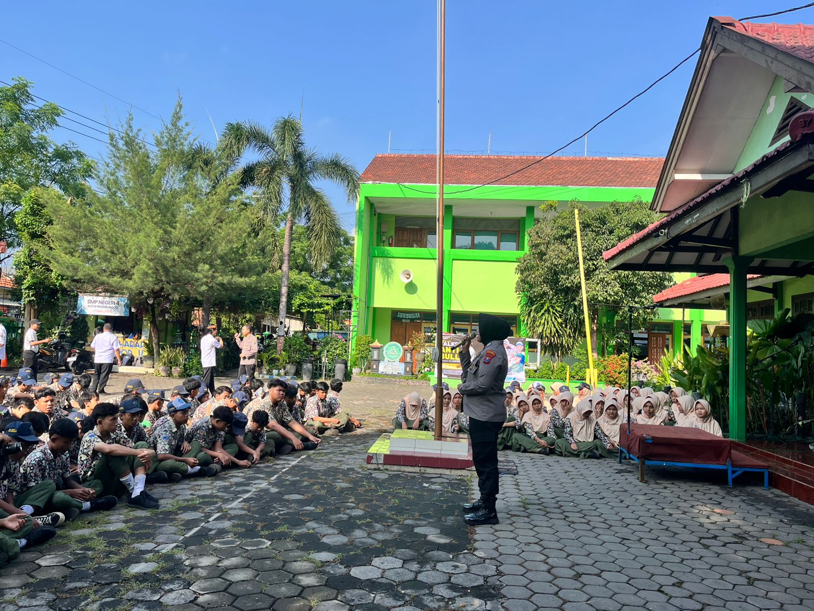 Polres Probolinggo Kota Polda Jatim edukasi yang juga melibatkan guru di masing - masing sekolah, dilakukan di SMPN 4 Kota Probolinggo