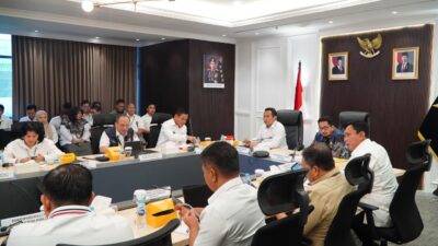 Pemerintah mengerahkan Satuan Tugas (Satgas) Sapu Bersih (Saber) Pelanggaran Harga, Keamanan, dan Mutu Pangan secara nasional