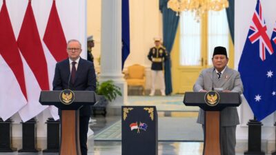 Presiden RI Prabowo Subianto menyambut kedatangan PM Australia Anthony Albanese