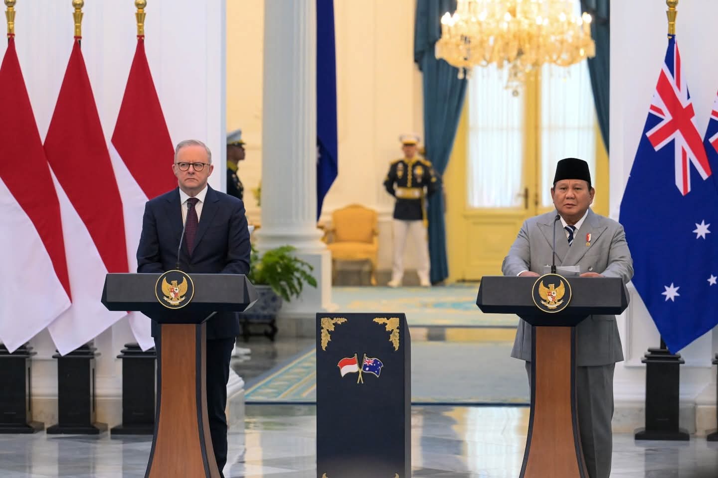 Presiden RI Prabowo Subianto menyambut kedatangan PM Australia Anthony Albanese