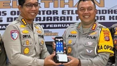 Korps Lalu Lintas (Korlantas) Polri terus mengembangkan sistem penegakan hukum lalu lintas berbasis teknologi dengan menyerahkan perangkat ETLE Mobile Handheld