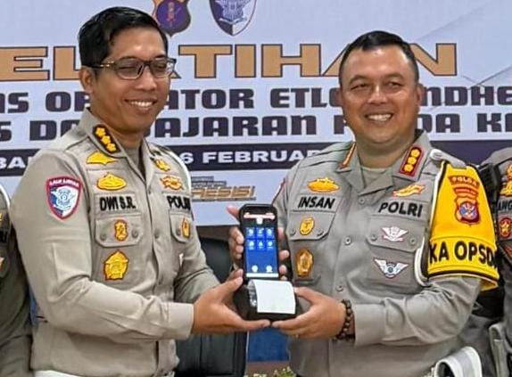 Korps Lalu Lintas (Korlantas) Polri terus mengembangkan sistem penegakan hukum lalu lintas berbasis teknologi dengan menyerahkan perangkat ETLE Mobile Handheld