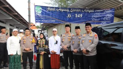 Kapolres Pelabuhan Tanjung Perak AKBP Wahyu Hidayat turun langsung memantau jalannya pengamanan