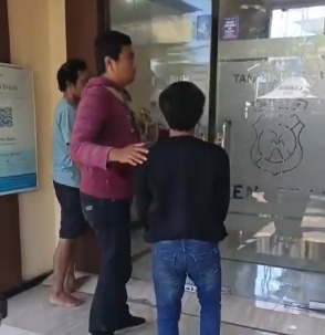Dua tersangka maling kabel tembaga SM, 21, dan ARDH, 24, warga Jalan Dukuh Kupang Barat I Buntu, Surabaya, akhirnya ditangkap Polsek Kenjeran
