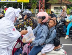 Polres Blitar Kota Edukasi Pengguna Jalan di Operasi Keselamatan Semeru Dengan Berbagi Sayur