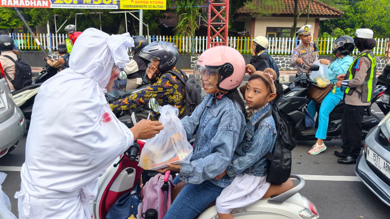 Satuan Lalu Lintas (Satlantas) Polres Blitar Kota Polda Jatim menggelar sosialisasi dan edukasi Operasi Keselamatan Semeru 2026