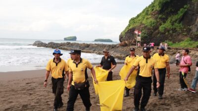 Polres Jember Polda Jawa Timur bersama pemerintah Kabupaten Jember melaksanakan kegiatan Gerakan Indonesia Asri