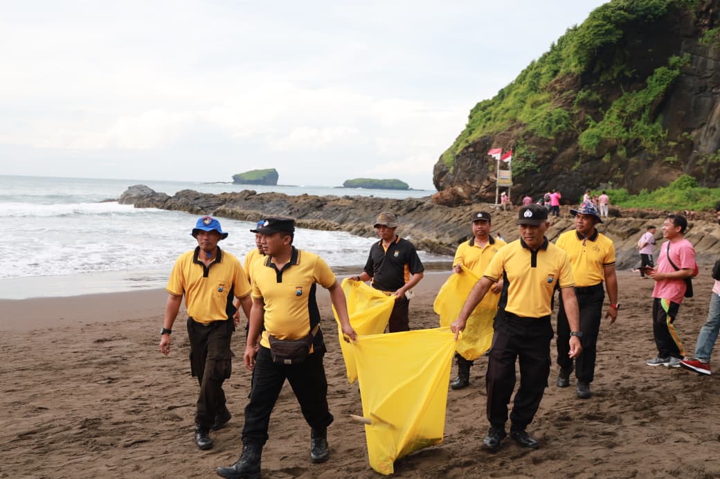 Polres Jember Polda Jawa Timur bersama pemerintah Kabupaten Jember melaksanakan kegiatan Gerakan Indonesia Asri