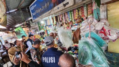 Satgas Pangan Polres Pelabuhan Tanjung Perak bergerak aktif menjaga ketersediaan stok serta stabilitas harga Bahan Pokok Penting atau Bapokting.