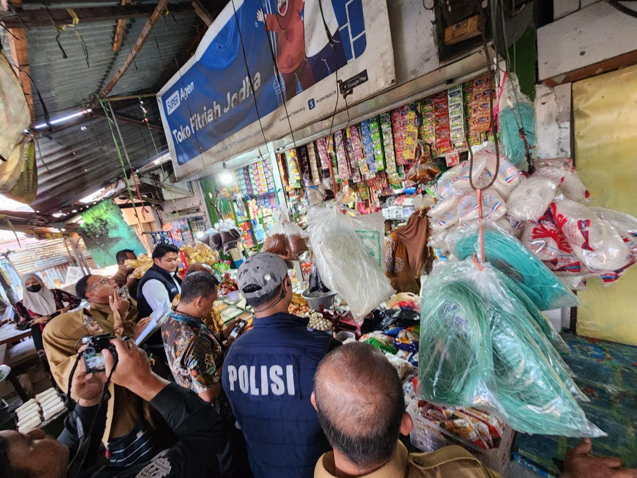 Satgas Pangan Polres Pelabuhan Tanjung Perak bergerak aktif menjaga ketersediaan stok serta stabilitas harga Bahan Pokok Penting atau Bapokting.