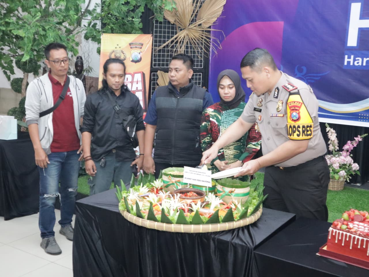 Kapolres Bondowoso AKBP Dr. Aryo Dwi Wibowo yang hadir didampingi Wakapolres Bondowoso Kompol I Gede Suartika serta jajaran pejabat utama Polres Bondowoso Peringati HPN 2026