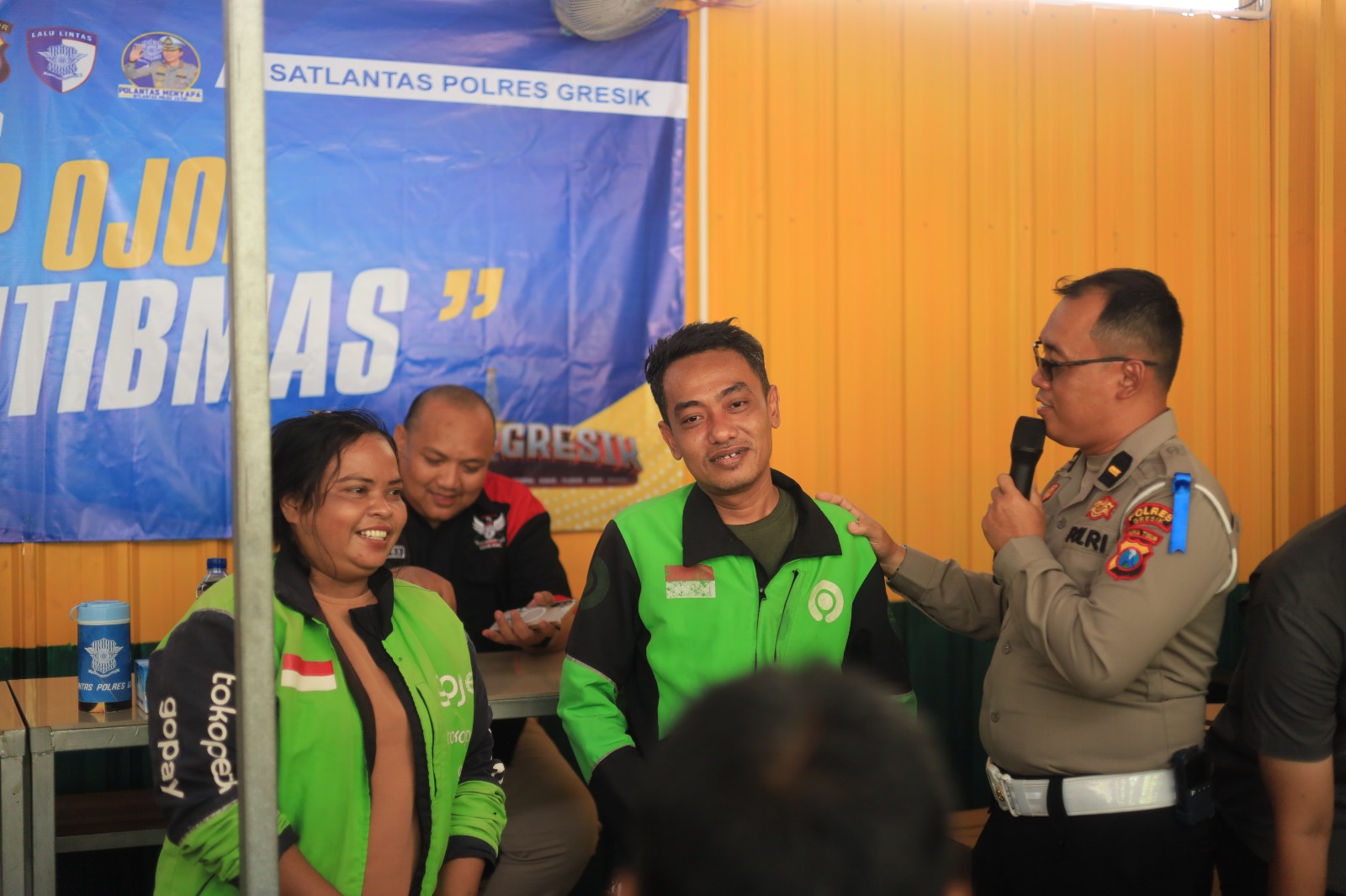 Satuan Lalu Lintas (Satlantas) Polres Gresik Polda Jatim menggelar inovasi pendekatan humanis bertajuk “Polantas Menyapa” melalui program Ojol Kamtibmas, yang merupakan bagian dari Operasi Keselamatan Semeru 2026.