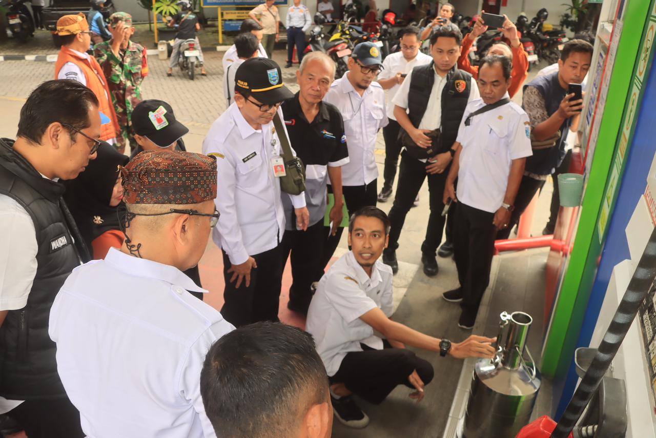 Satgas Saber Polres Probolinggo Polda Jatim mengintensifkan kegiatan pengendalian dan pengawasan harga kebutuhan pokok di sejumlah titik strategis