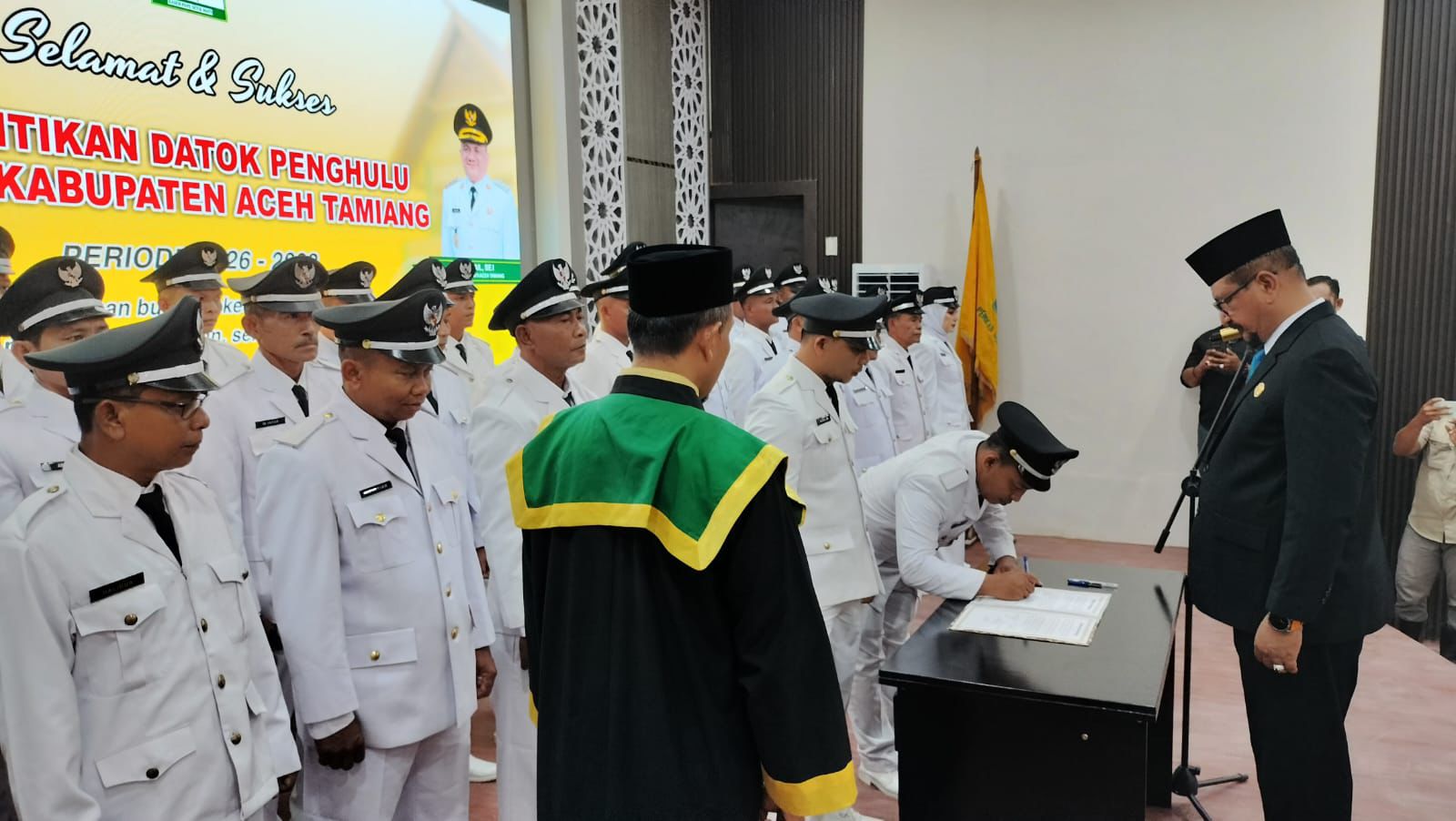 Bupati Aceh Tamiang Irjen Pol. (Purn) Drs. Armia Pahmi MH mengambil sumpah dan melantik 29 Datok Penghulu di wilayah Kabupaten Aceh Tamiang