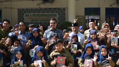 Walikota Langsa Jeffry Sentana S Putra SE dan Wakil Walikota Langsa Muhammad Haikal Alfisyahrin ST turun langsung menyerahkan bantuan secara simbolis di sejumlah sekolah dasar di Kota Langsa.