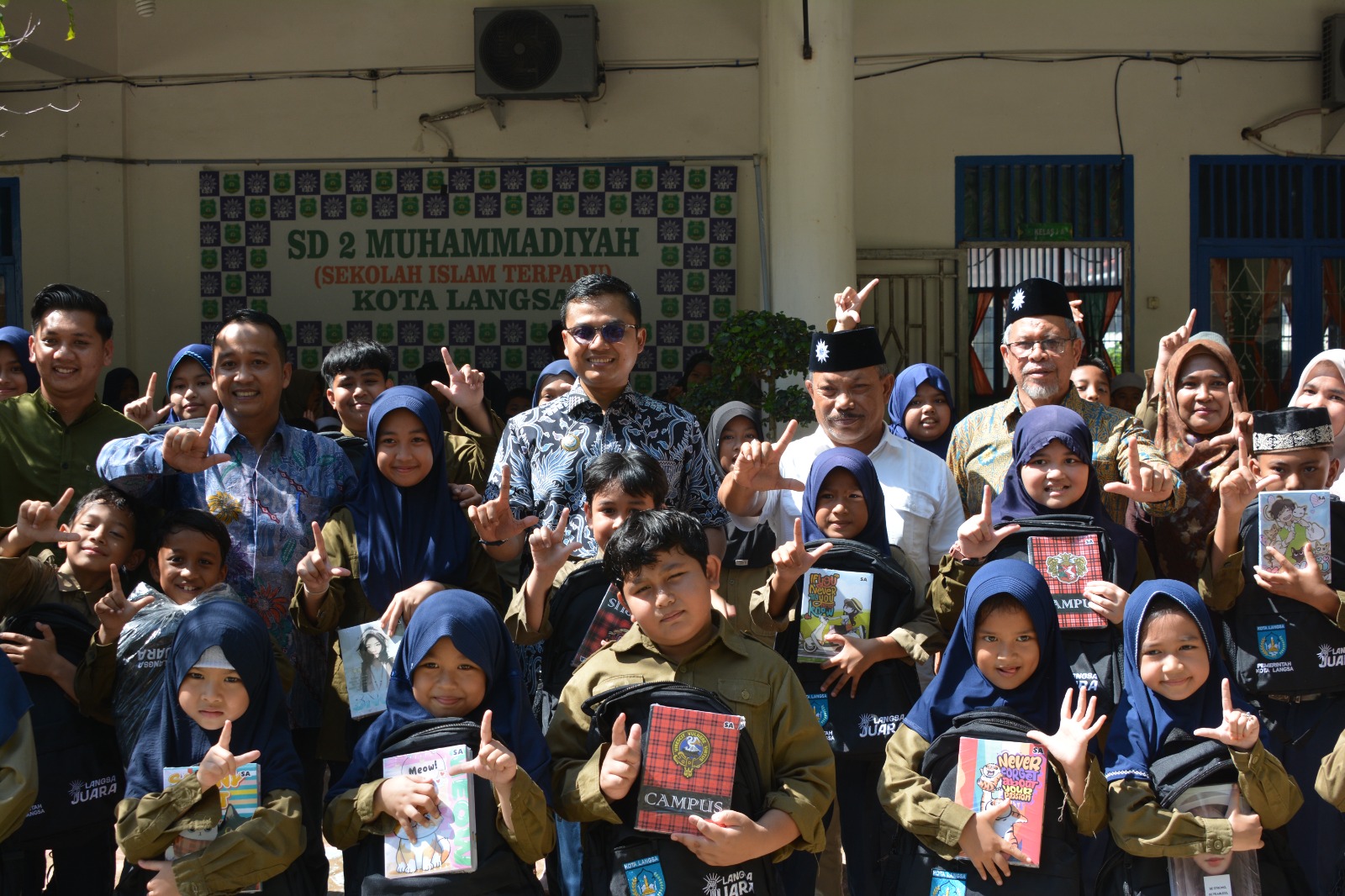 Walikota Langsa Jeffry Sentana S Putra SE dan Wakil Walikota Langsa Muhammad Haikal Alfisyahrin ST turun langsung menyerahkan bantuan secara simbolis di sejumlah sekolah dasar di Kota Langsa.