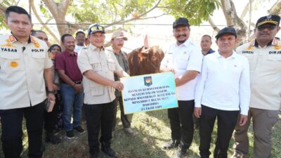Bupati Kabupaten Aceh Tamiang Irjen Pol. (Purn) Drs. Armia Pahmi MH menerima bantuan sapi