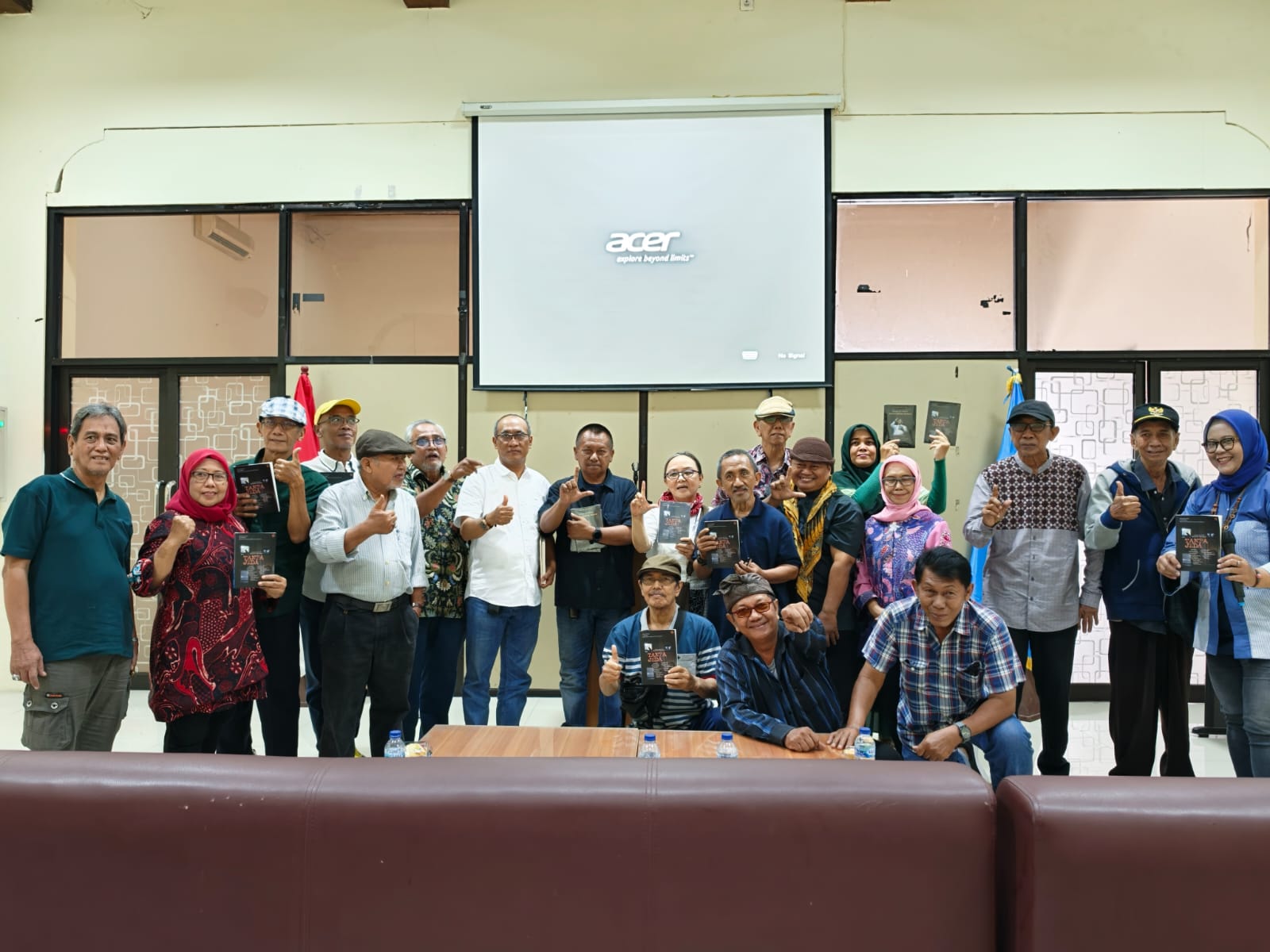 Peluncuran buku Antologi Puisi ke-8 karya komunitas Wartawan Usia Emas (Warumas)