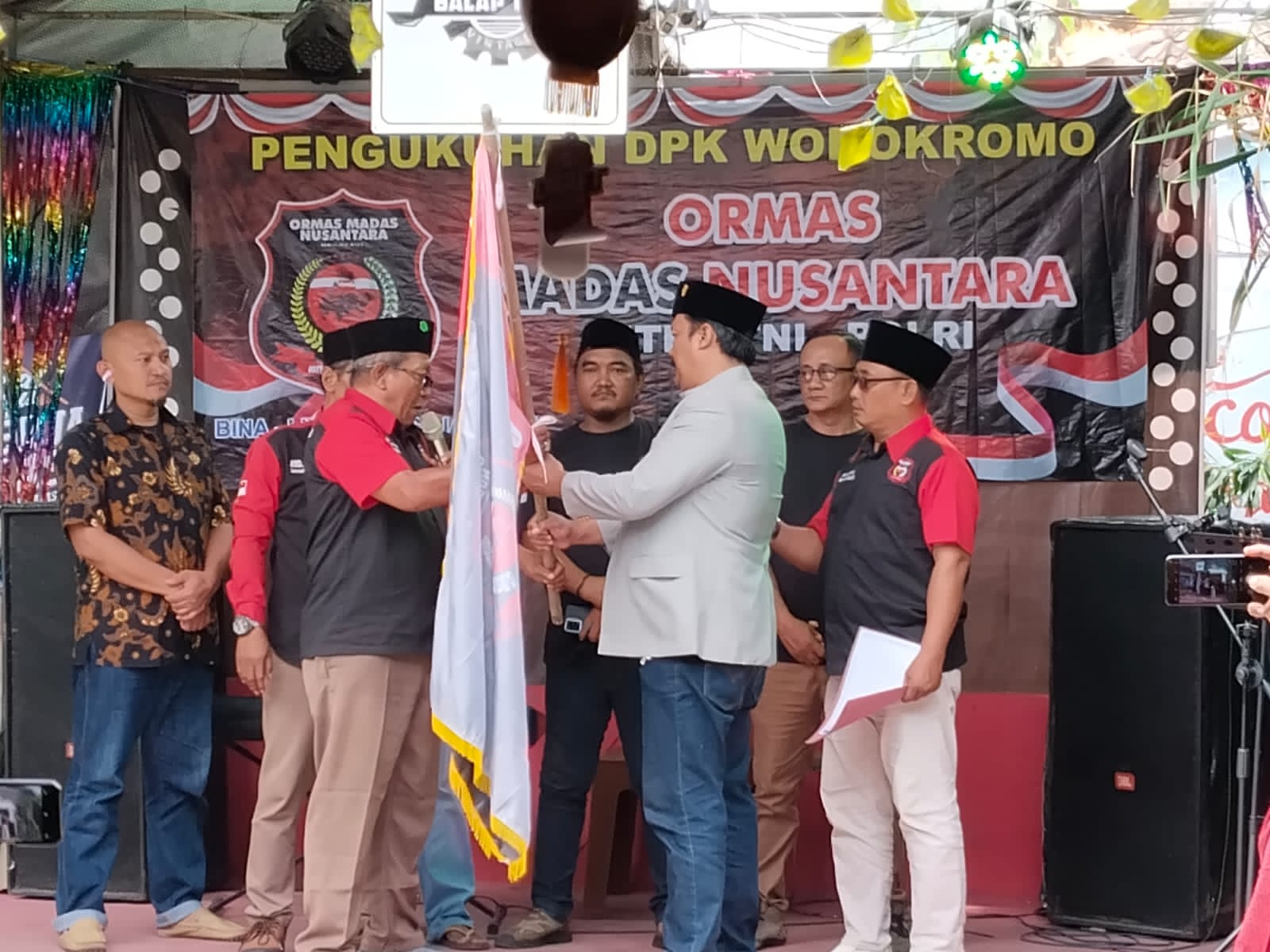 Ketua Ormas Madas Nusantara Dewan Pimpinan Daerah (DPD) Kota Surabaya Choirul Sholeh resmi pengangkatan jabatan baru kepada Dewan Pimpinan Kecamatan (DPK) Wonokromo