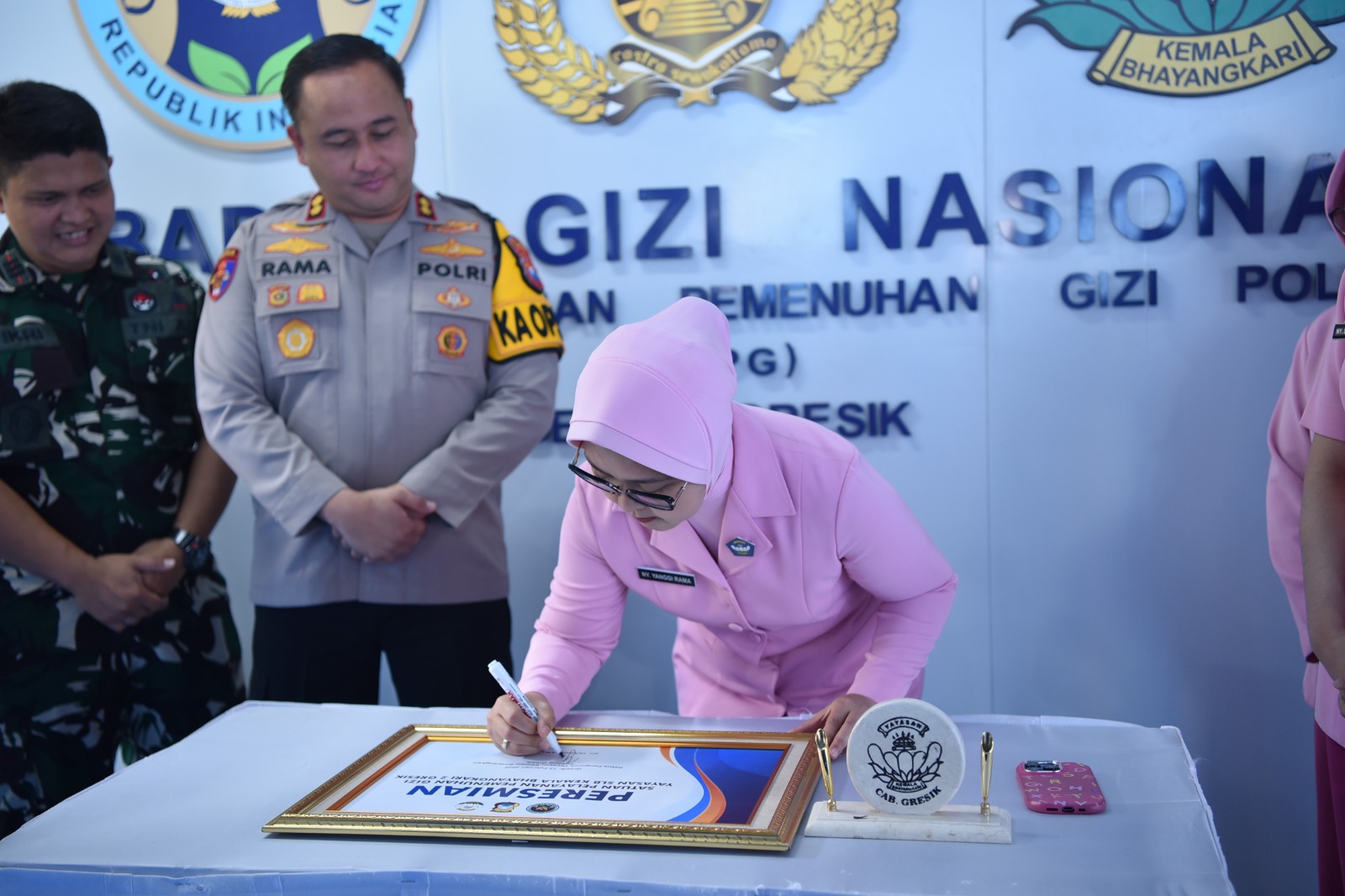 Ketua Bhayangkari Cabang Gresik Ny. Yanggi Ramadhan juga telah meresmikan SPPG di Bedilan