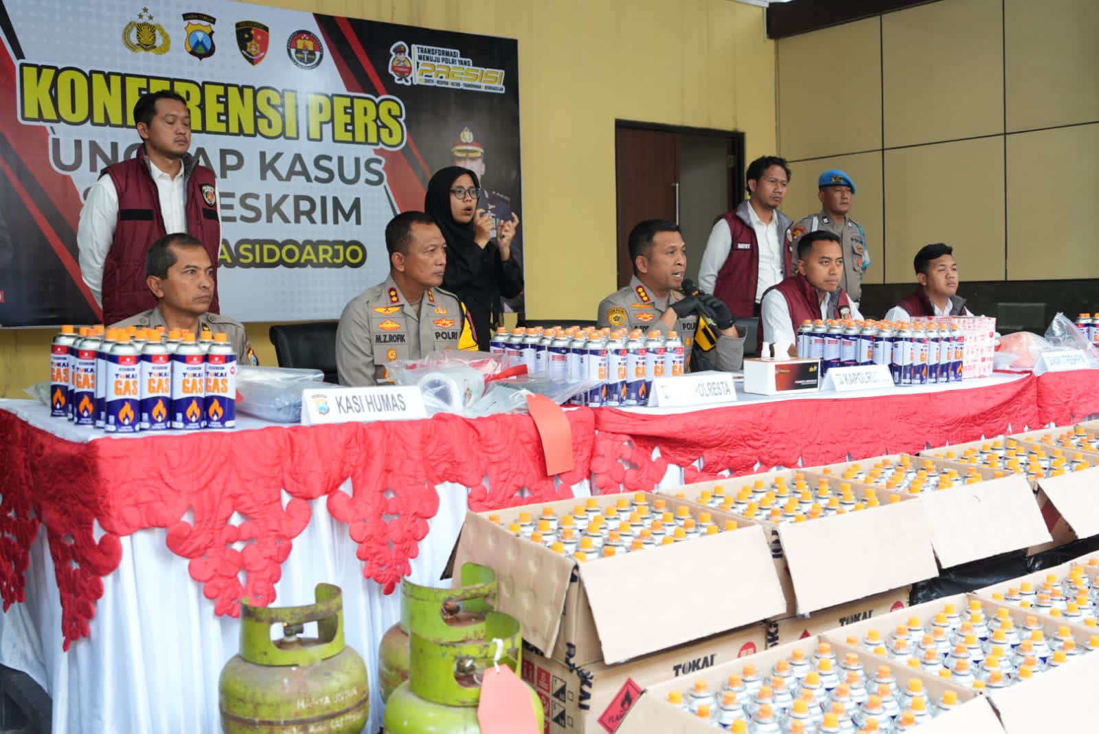 Satreskrim Polresta Sidoarjo membongkar kasus pengoplosan LPG 3 kilogram bersubsidi yang dipindahkan ke tabung gas portabel ukuran 235 gram