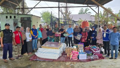 Pemko Langsa menyalurkan bantuan masa panik berupa sandang dan pangan kepada korban kebakaran di Gampong Blang