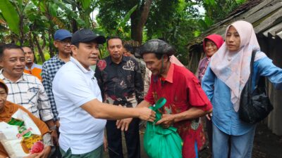 Bupati Subandi serahkan bantuan Kursi Roda dan Rumah Tak Layak Huni untuk warga
