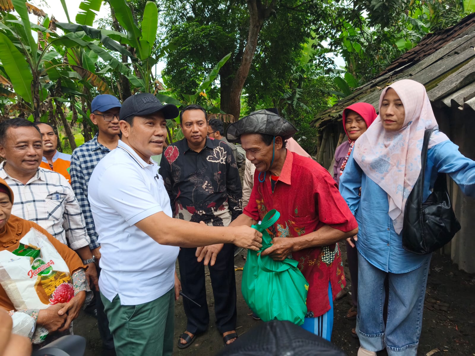 Bupati Subandi serahkan bantuan Kursi Roda dan Rumah Tak Layak Huni untuk warga