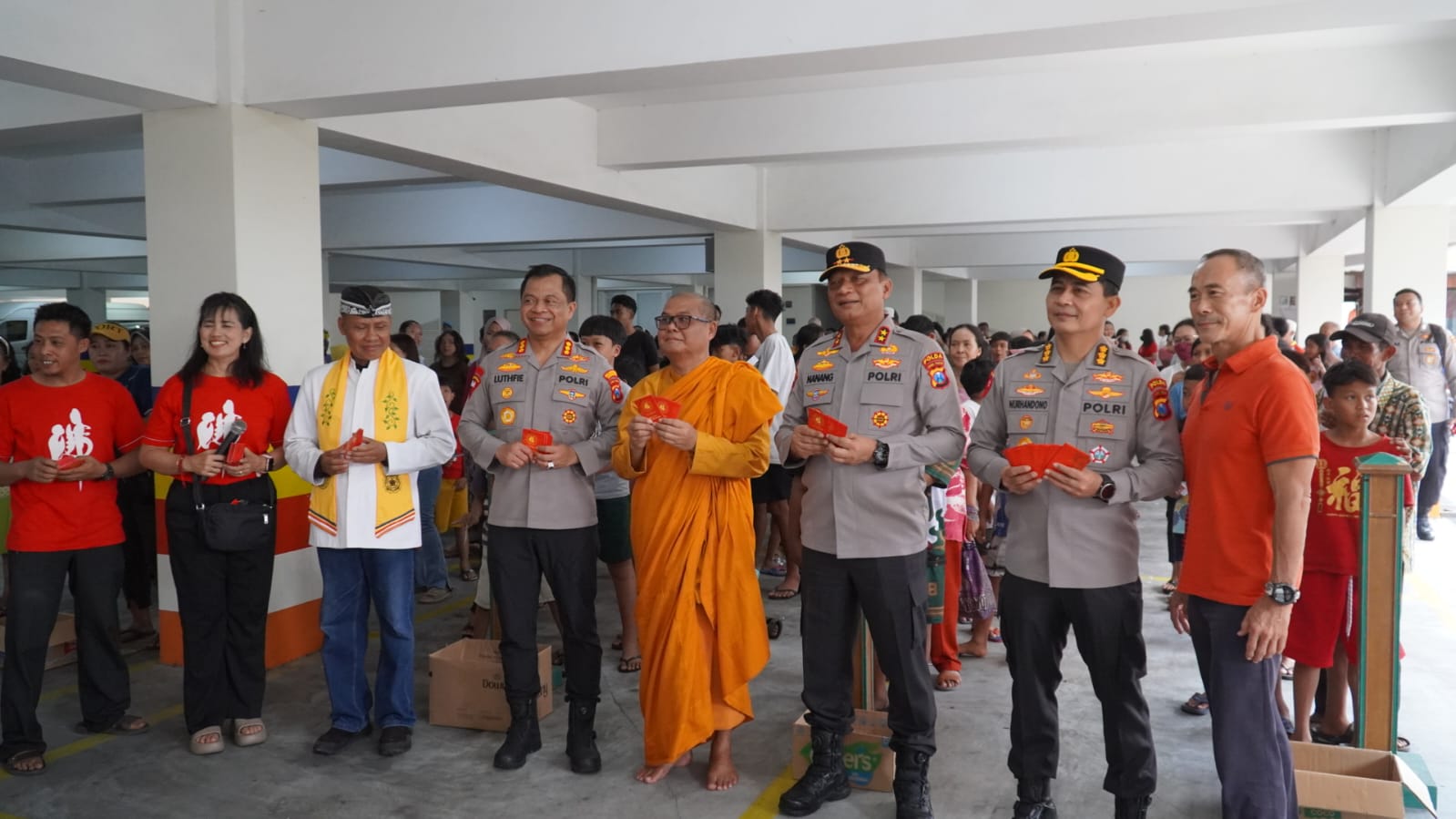 Kapolda Jawa Timur Irjen Pol Drs. Nanang Avianto, M.Si didampingi para Pejabat Utama Polda Jatim dan Kapolrestabes Surabaya Kombes Pol Luthfi Sulistiawan melakukan peninjauan langsung ke Vihara Buddayana