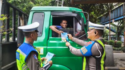 Satuan PJR (Patroli Jalan Raya), Ditlantas Polda Jatim membagikan flyer himbauan penggunaan lajur kepada pengguna jalan khususnya jalan tol.