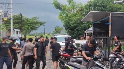 Tim Patroli Polres Probolinggo Polda Jawa Timur membubarkan aksi balap liar di Jalan