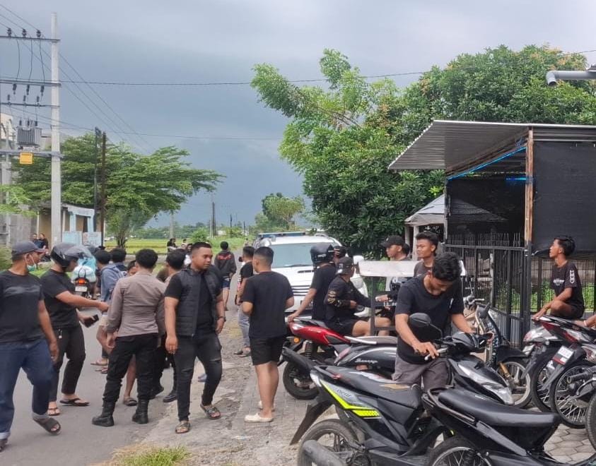 Tim Patroli Polres Probolinggo Polda Jawa Timur membubarkan aksi balap liar di Jalan