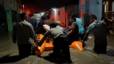 Puluhan personel tanggap bencana Polres Probolinggo Polda Jatim dan Polsek jajarannya diterjunkan untuk membantu penanganan banjir di Kabupaten Probolinggo