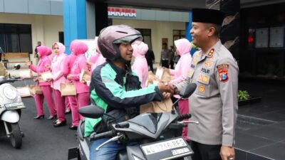 Polres Tulungagung bersama Bhayangkari Cabang Tulungagung melaksanakan kegiatan pembagian takjil kepada pengguna jalan.
