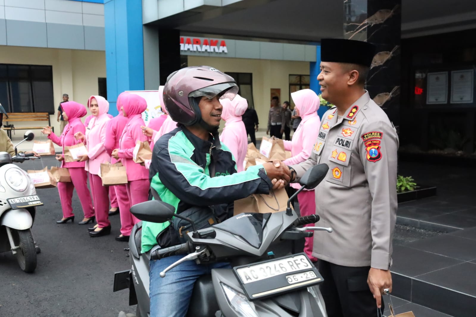 Polres Tulungagung bersama Bhayangkari Cabang Tulungagung melaksanakan kegiatan pembagian takjil kepada pengguna jalan.