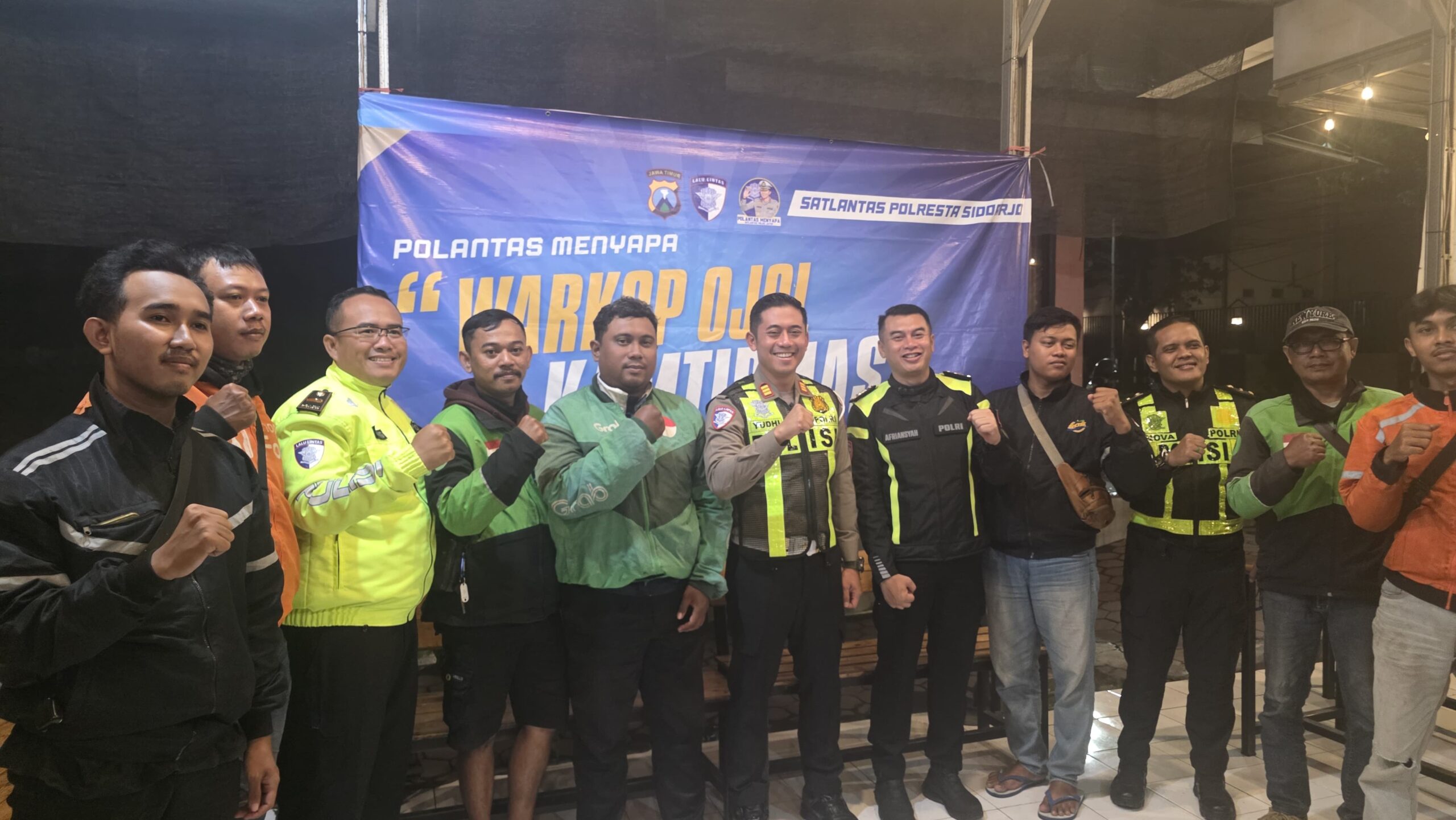 Polresta Sidoarjo Polda Jawa Timur menggelar kegiatan Sahur On The Road (SOTR) bersama para pengemudi ojek online (ojol)