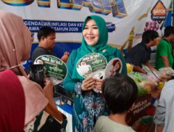 Apresiasi Setahun Kepemimpinan Gubernur-Wagub Jatim, Senator Ning Lia Istifhama Borong dan Bagikan Kipas Bergambar Khofifah–Emil ke Warga Wonocolo