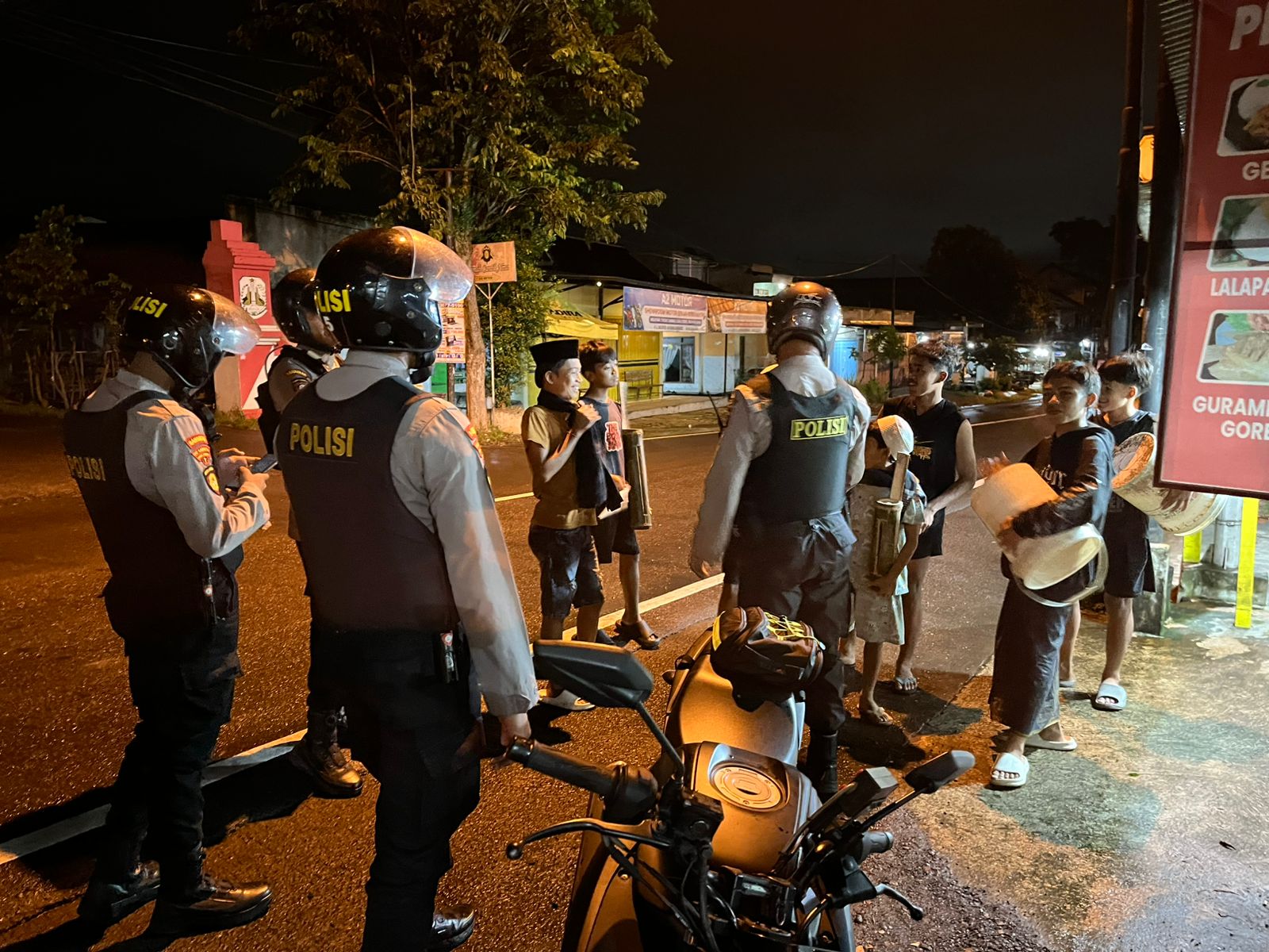 Polres Bondowoso mengintensifkan patroli malam hingga menjelang subuh untuk memberikan rasa aman warga yang menjalankan ibadah.