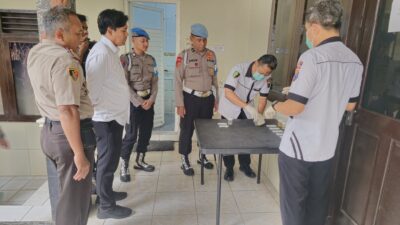 Polres Madiun menggelar tes urine terhadap jajaran pejabat utama (PJU) dan para Kapolsek, sebagai bentuk pengawasan internal sekaligus
