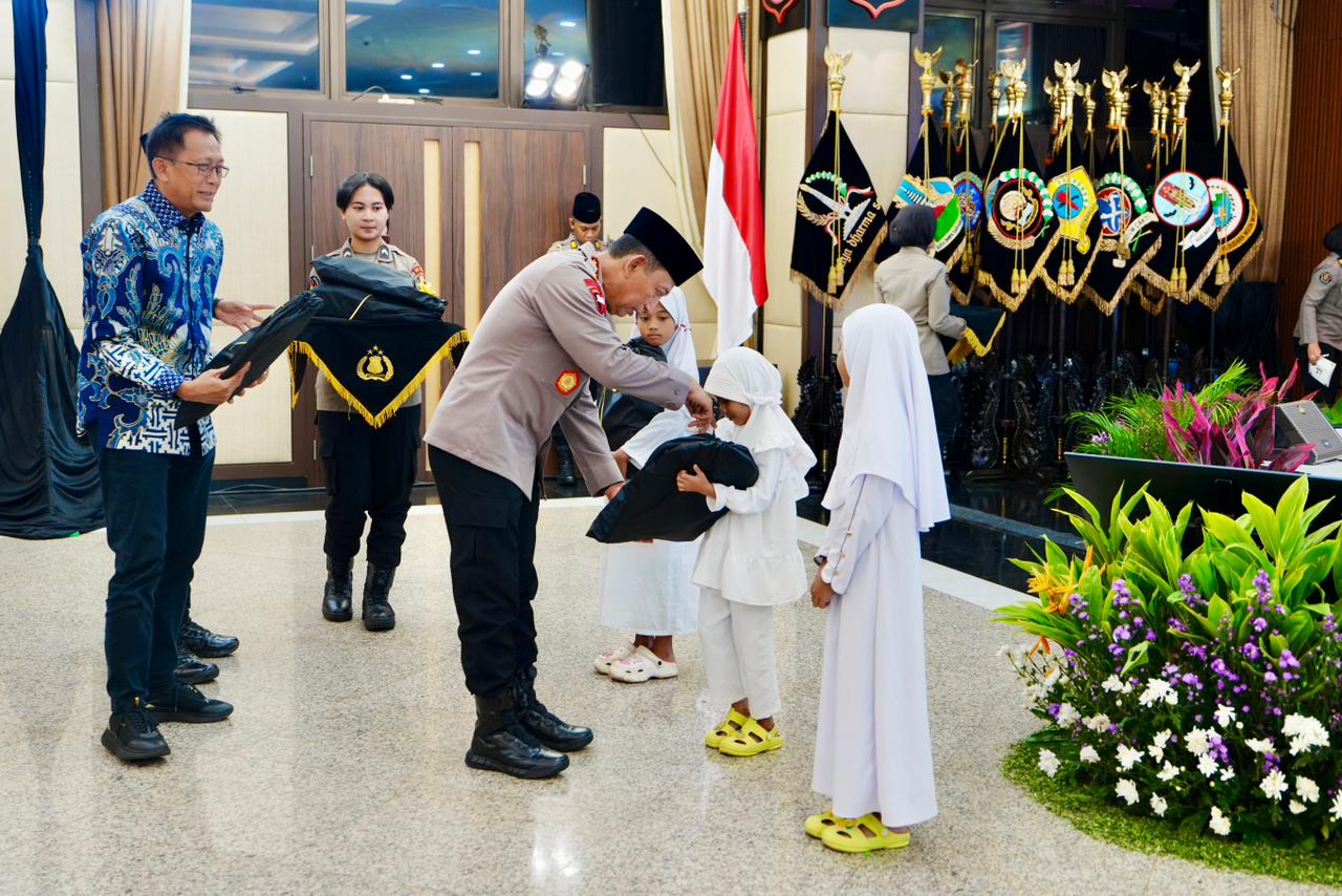 Kapolri Jenderal Listyo Sigit Prabowo menggelar kegiatan pembagian takjil hingga buka puasa bersama dengan insan pers