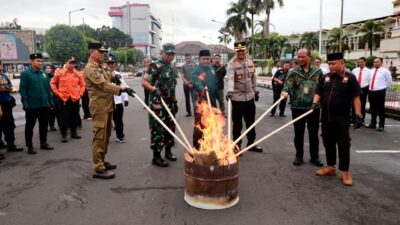 Polres Jember bersama jajaran Forum Koordinasi Pimpinan Daerah (Forkopimda) Kabupaten Jember memusnahkan ribuan botol minuman keras, narkotika, hingga knalpot