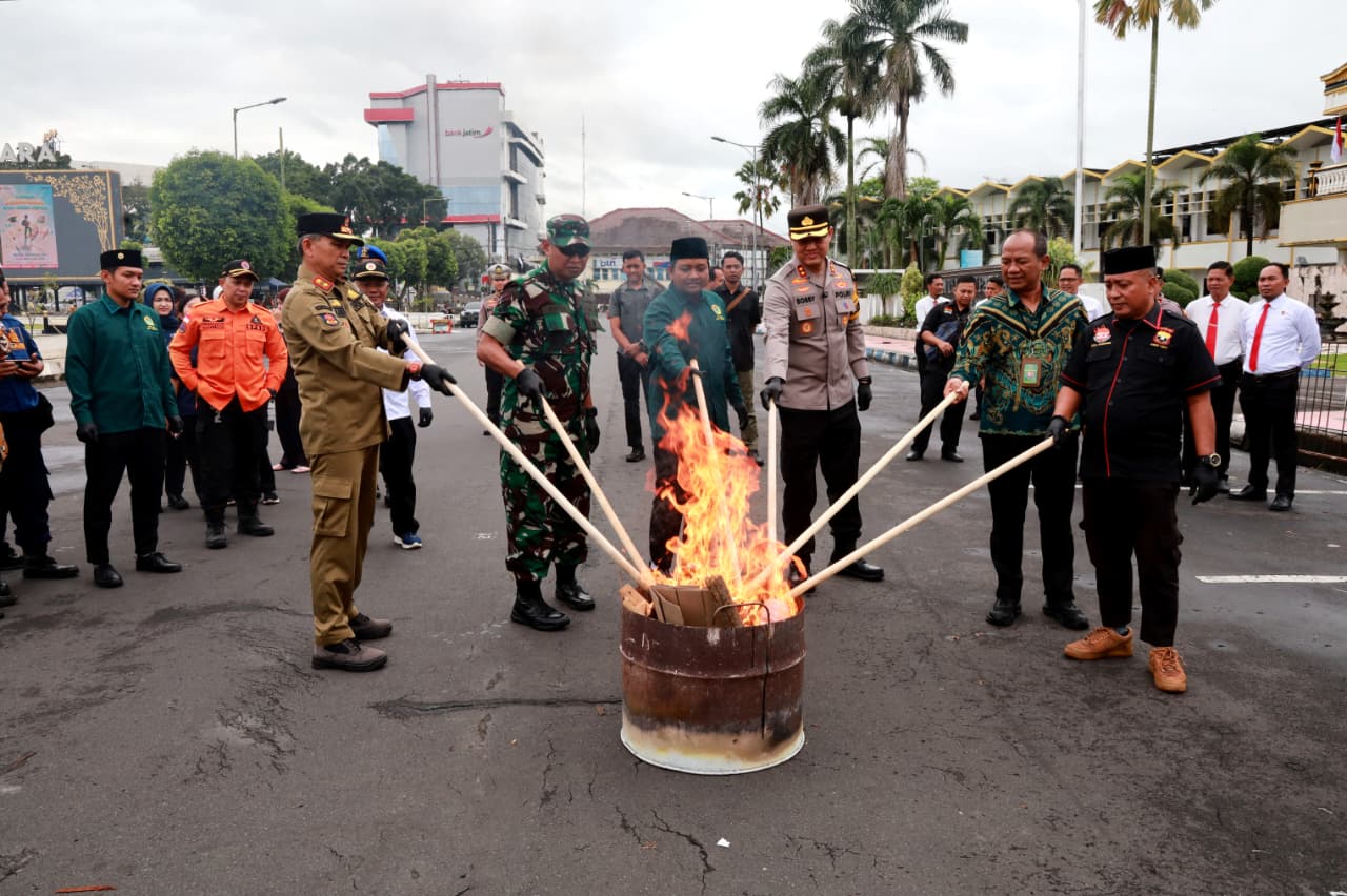 Polres Jember bersama jajaran Forum Koordinasi Pimpinan Daerah (Forkopimda) Kabupaten Jember memusnahkan ribuan botol minuman keras, narkotika, hingga knalpot