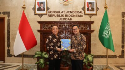 Buku diserahkan langsung oleh Wakapolri Dedi Prasetyo kepada Konsulat Jenderal Republik Indonesia Jeddah dalam rangkaian kegiatan Courtesy Call di Jeddah