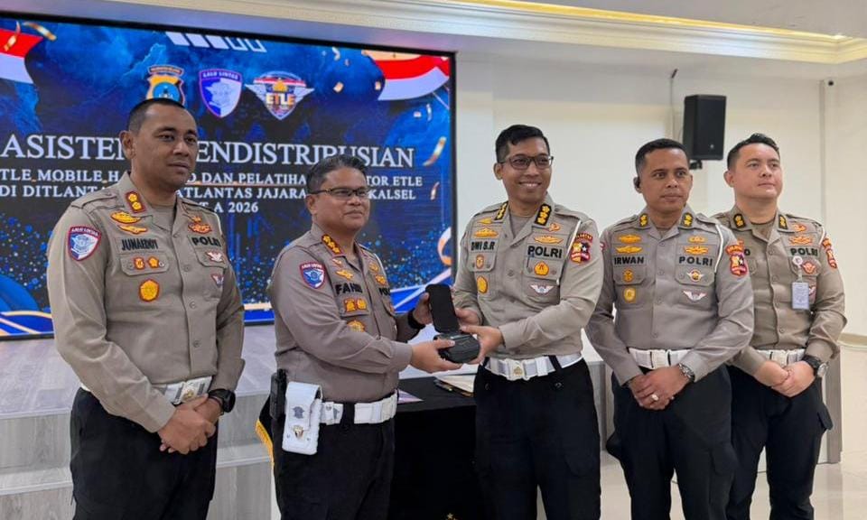 Korlantas Polri terus mendorong transformasi digital penegakan hukum lalu lintas melalui implementasi perangkat Electronic Traffic Law Enforcement (ETLE) Mobile Handheld di Polda Kalsel