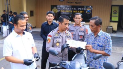 Wakapolres Ngawi Kompol Rizki Santoso, S.I.K yang didampingi Kasatreskrim Polres Ngawi AKP Aris Gunadi, S.H secara resmi menyerahkan barang bukti kepada para pemiliknya.